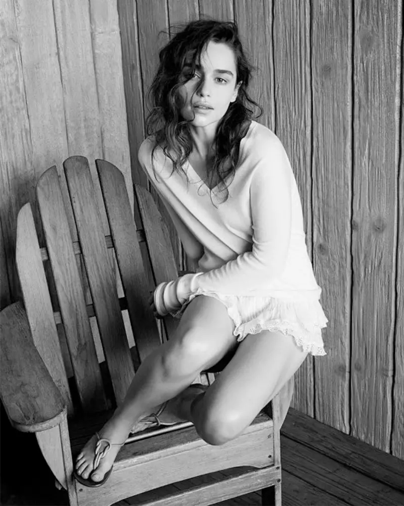 Tá Emilia Clarke Éasca Breezy i Photo Shoot do WSJ