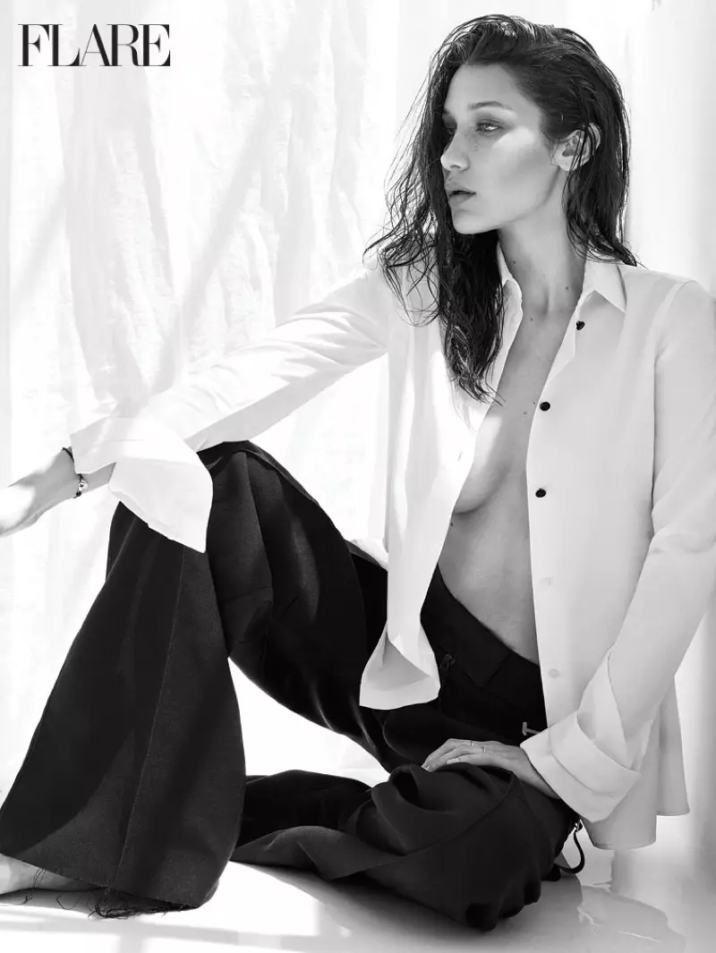 Modellen Bella Hadid har på seg en topp og bukser fra Calvin Klein Collection