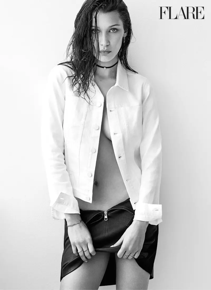 Bella Hadid သည် Calvin Klein Jeans အပေါ်ပိုင်းနှင့် စကတ်ကို ၀တ်ဆင်ထားသည်။