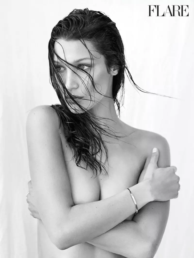 Bella Hadid poseert topless in een zwart-witfoto