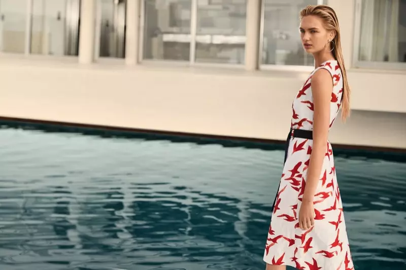 Romee Strijd pózující u bazénu má na sobě šaty Hugo Boss s potiskem
