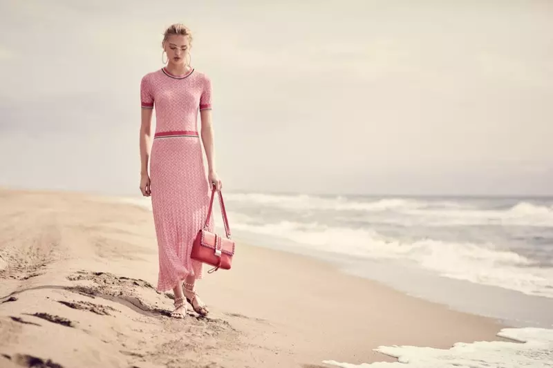 Modelka Romee Strijd pózuje v růžových úpletech pro kampaň Hugo Boss Summer of Ease 2018
