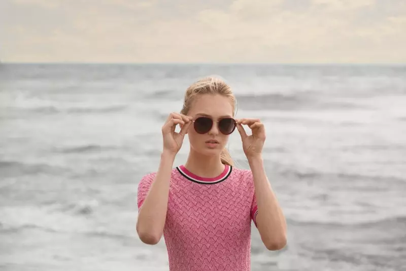 Romee Strijd na pláži nosí elegantní obroučky pro kampaň Hugo Boss Summer of Ease 2018