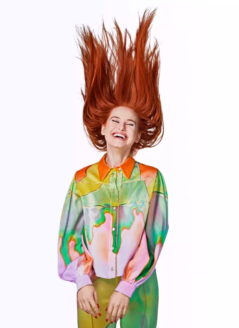 ນັກສະແດງຍິງ Madelaine Petsch ນຸ່ງເສື້ອ Peter Pilotto ແລະກາງເກງ