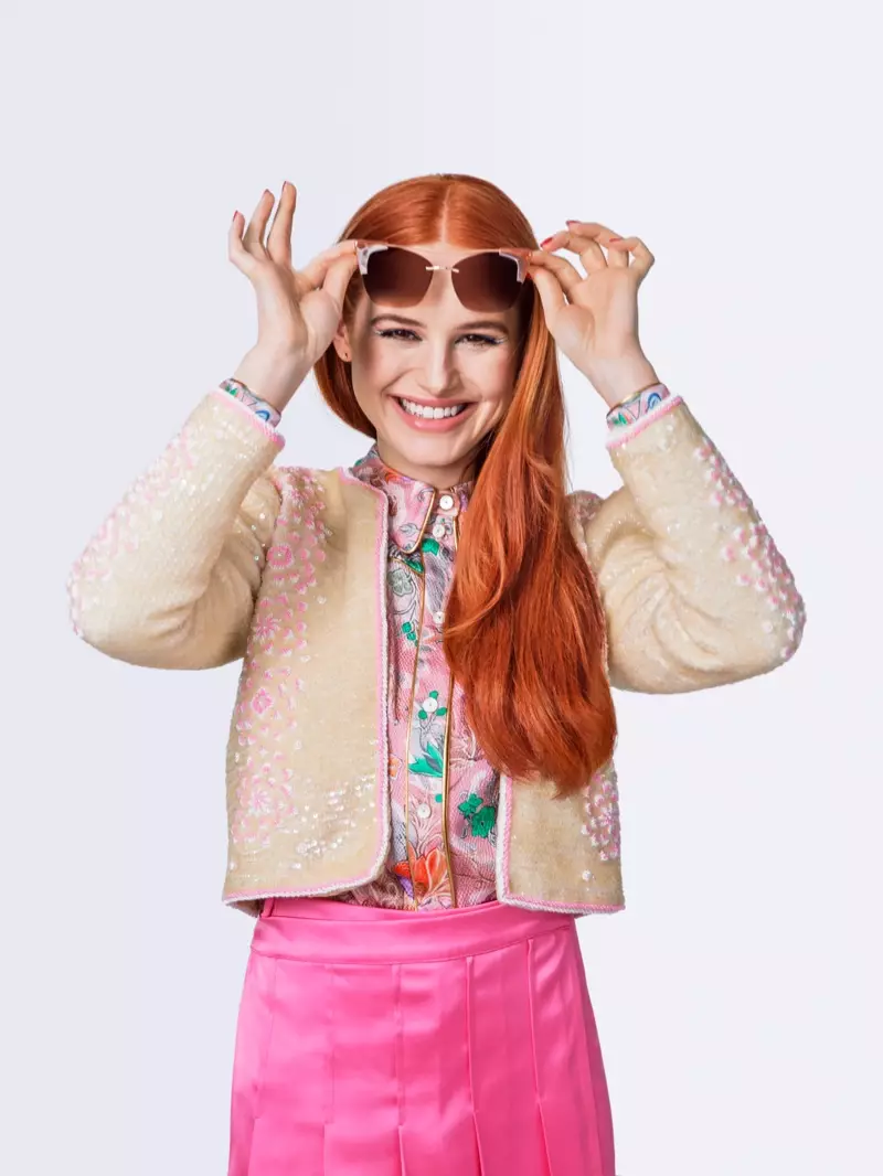 Madelaine Petsch posiert in Jacke und Rock von Ashley Williams, Top von Peter Pilotto und Sonnenbrille von Privé Revaux