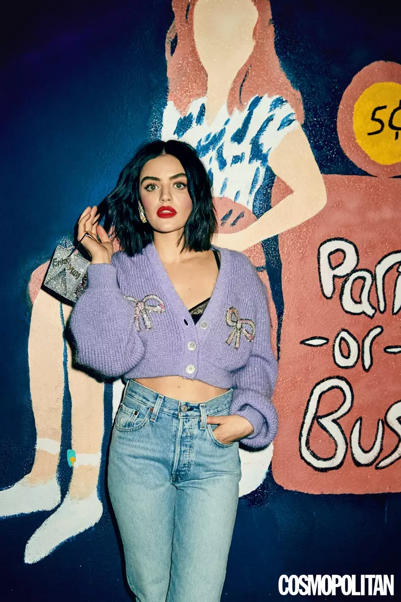 Glumica Lucy Hale nosi kardigan Alessandra Rich, braletu Carine Gilson i Levi's traperice