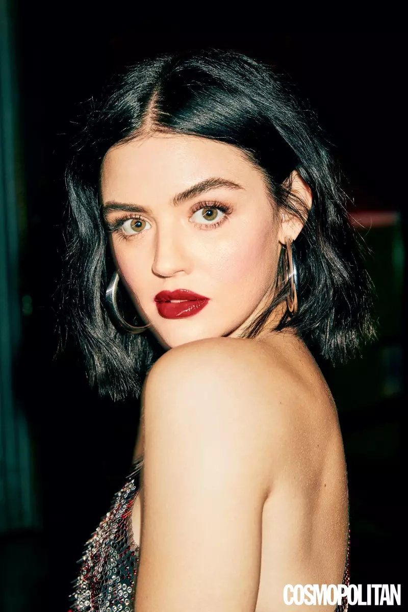 Preta por ŝia deproksima foto, Lucy Hale montras ruĝan lipruĝon