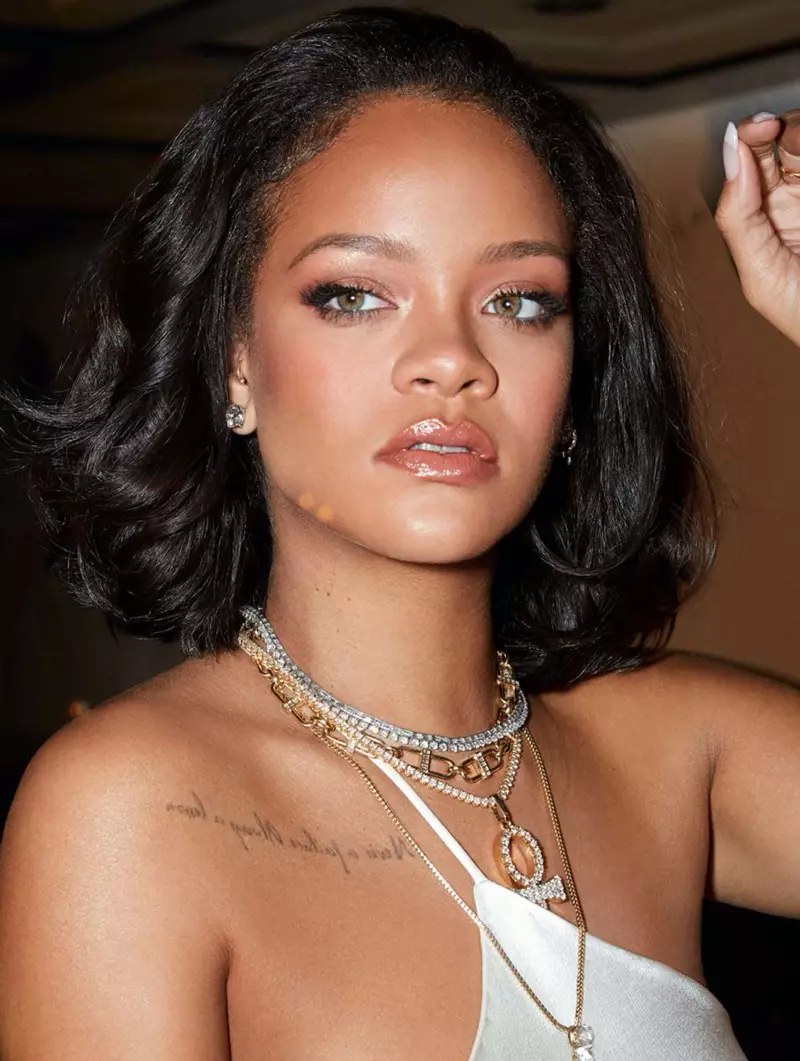 Rihanna schittert in Fenty Beauty Cheeks Out Freestyle Cream Blush-campagne