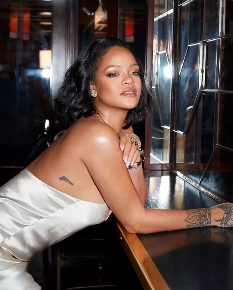 Fenty Beauty onthult samen met Rihanna de Cheeks Out Freestyle Cream Blush-campagne.