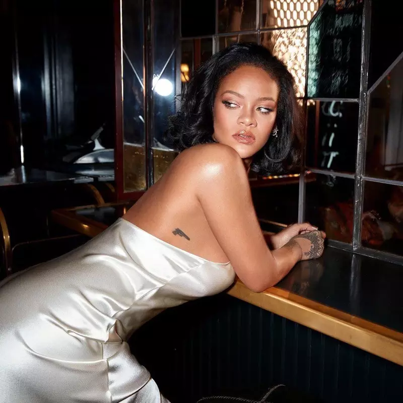 Rihanna está á fronte da campaña Freestyle Cream Blush de Fenty Beauty Cheeks Out.