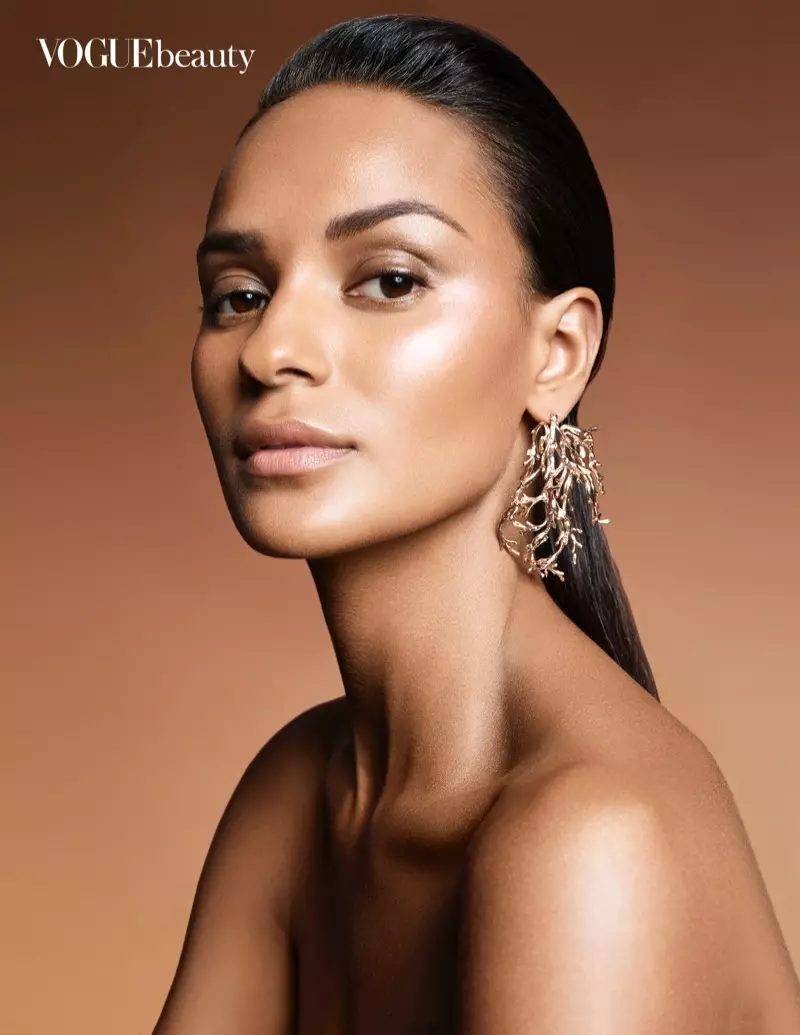 Gracie Carvalho omarmt neutrale schoonheid voor Vogue India