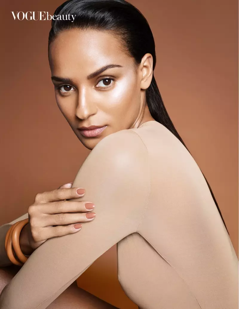 Gracie Carvalho Энэтхэгийн Vogue сэтгүүлд төвийг сахисан гоо сайхныг өлгийдөн авлаа