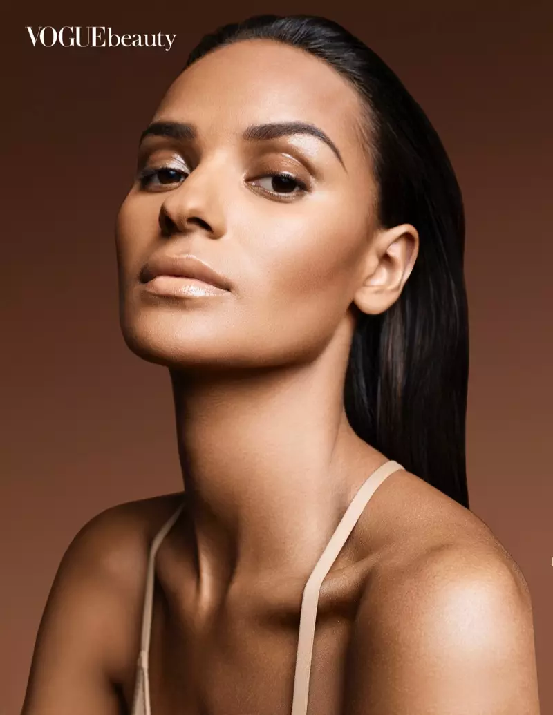 Gracie Carvalho omearmet neutrale skientme foar Vogue Yndia