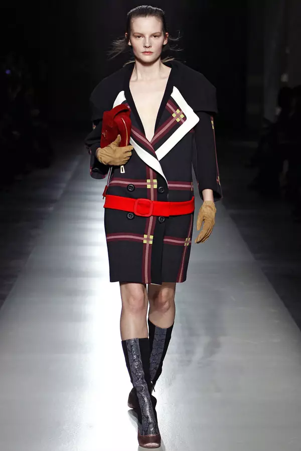 Prada Fall 2011 | Izu Ejiji Milan