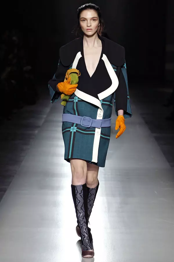 Prada Fall 2011 | Seachtain Faisin Milan