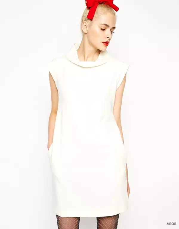 Love Moschino Cream Shift Dress tilgængelig hos ASOS for $276,28