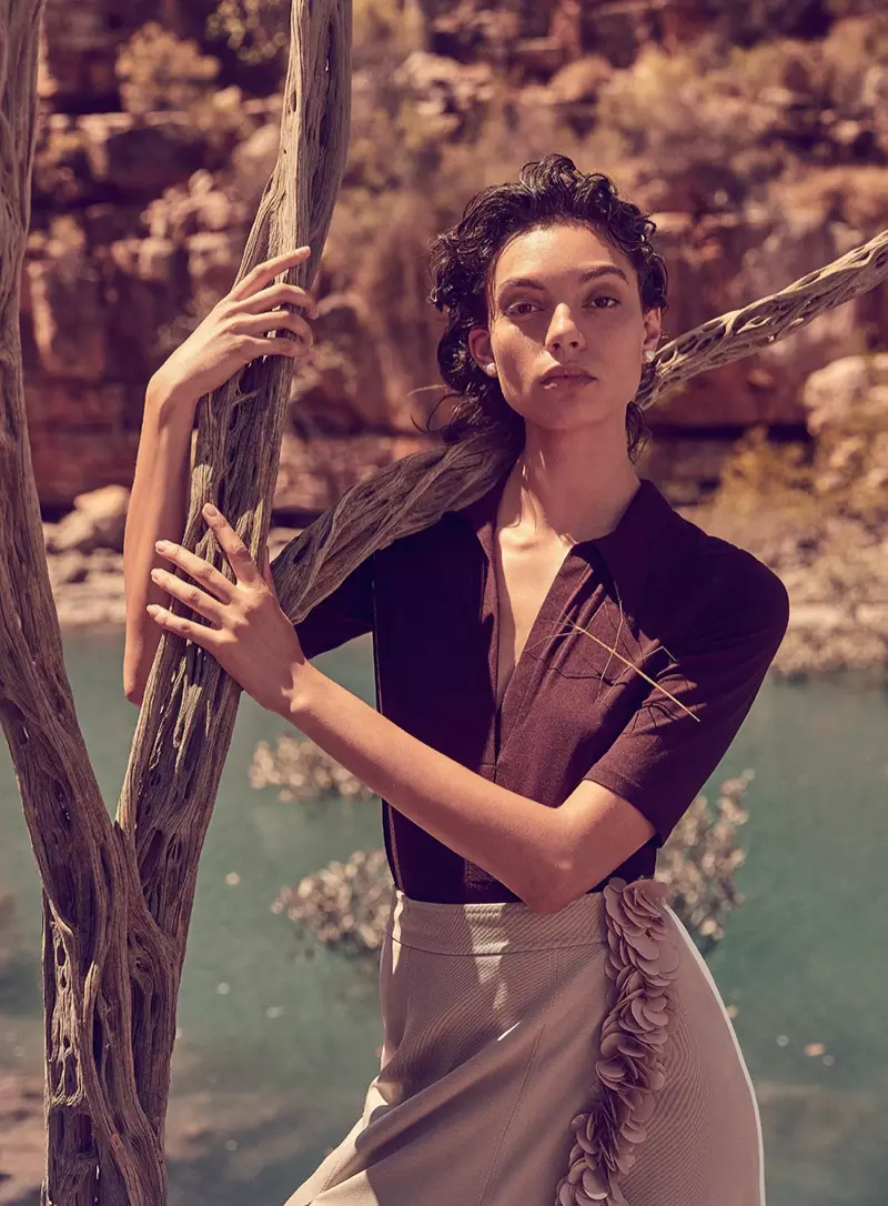 Nagmodelo si Charlee Fraser ng mga Romantikong Dress para sa Vogue Australia