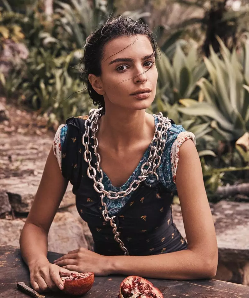 Emily Ratajkowski Akuwoneka Molimba Mawonekedwe a Vogue Australia