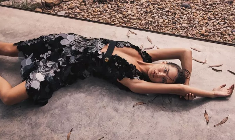 Emily Ratajkowski Pose Dina Gaya Kandel pikeun Vogue Australia