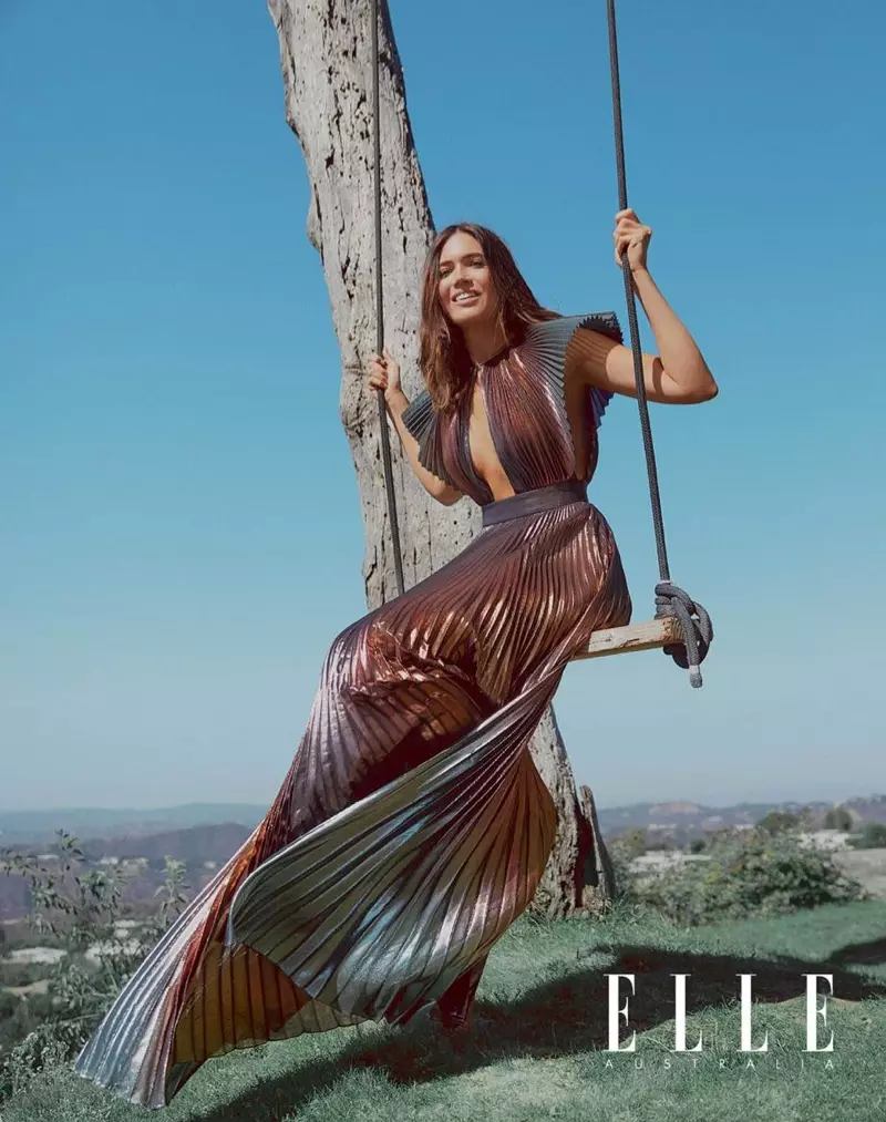 Nakaupo sa isang swing, nag-pose si Mandy Moore sa isang pleated na Givenchy gown