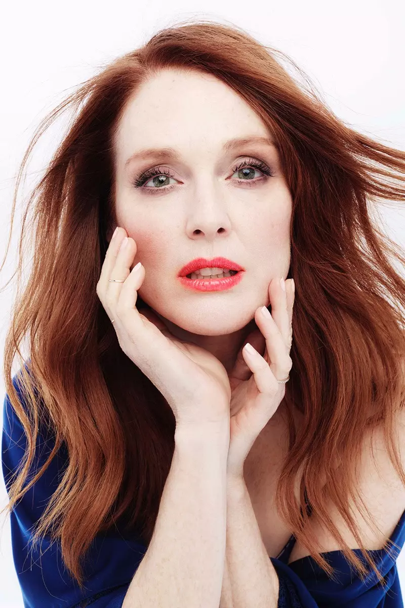 女演員 Julianne Moore 在 Triumph Florale 內衣廣告中獲得特寫