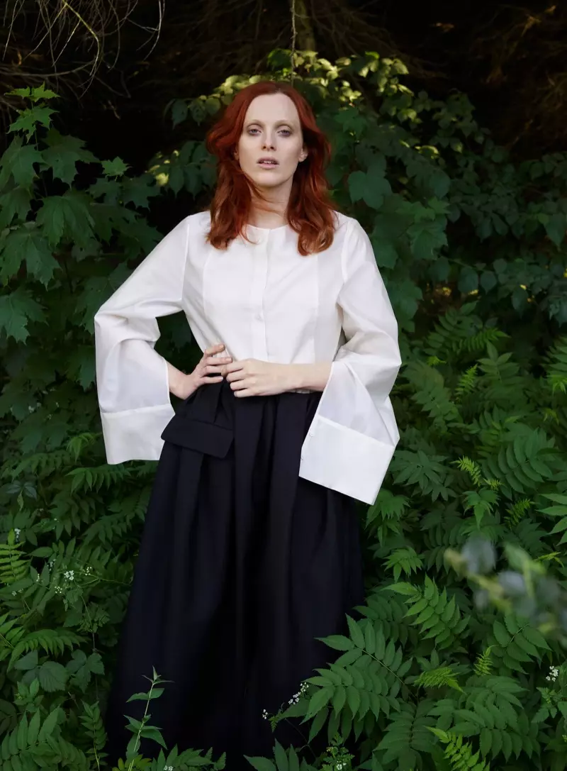 La model Karen Elson apareix a la campanya tardor-hivern 2018 de COS