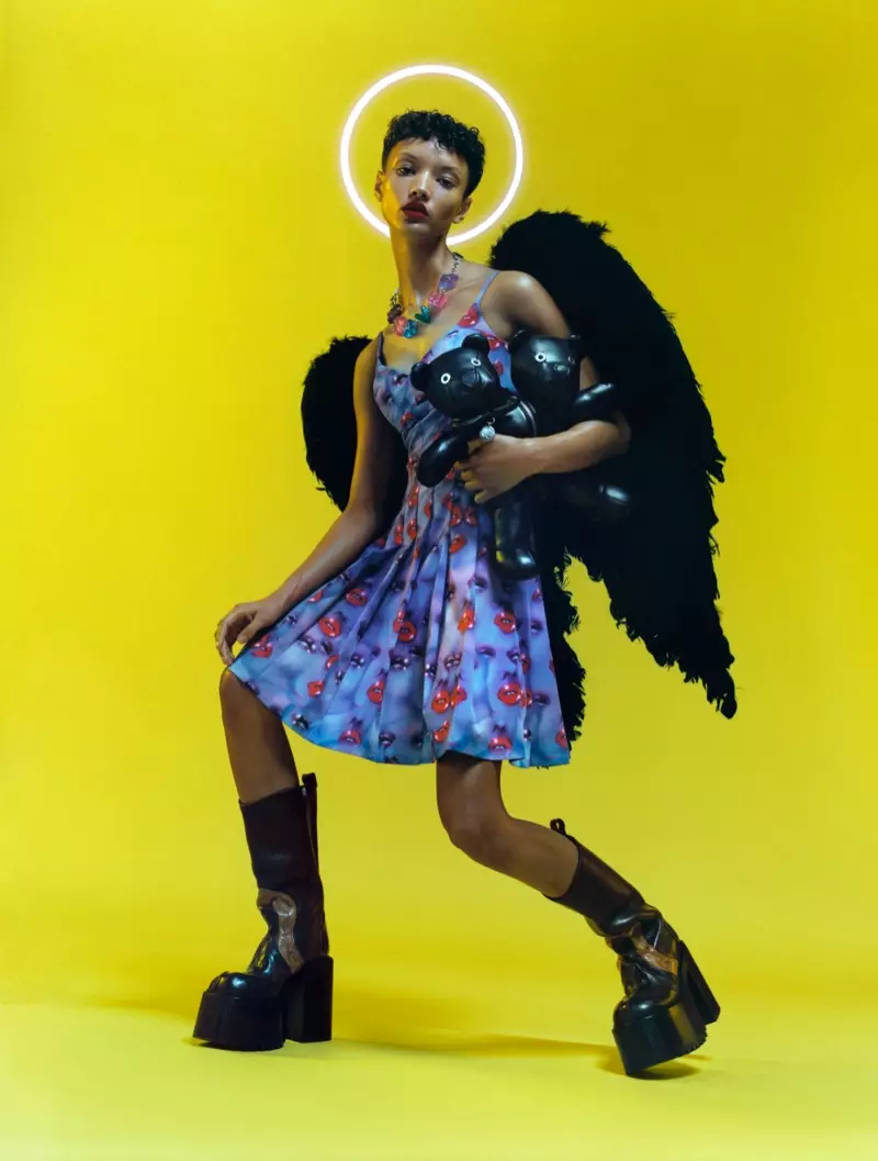 Akiwa amevaa mbawa, Georgia Palmer anapiga picha kwa ajili ya HEAVEN na kampeni ya Marc Jacobs spring-summer 2021.