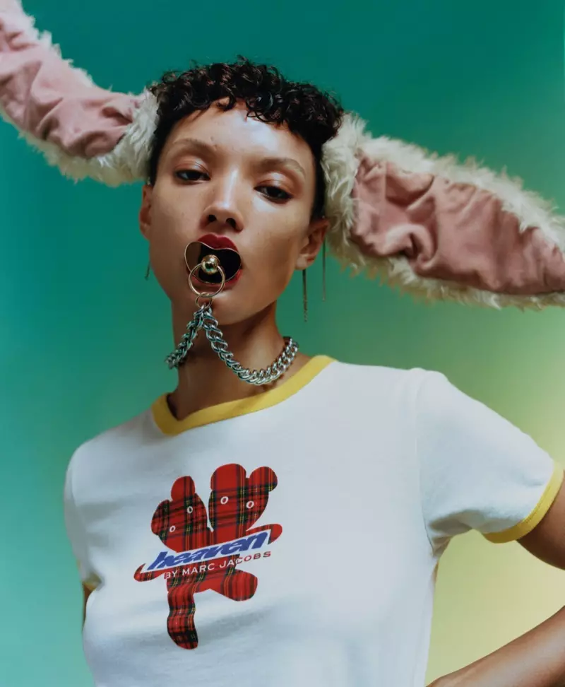 Georgia Palmer nosi zajčja ušesa v kampanji HEAVEN by Marc Jacobs pomlad-poletje 2021.