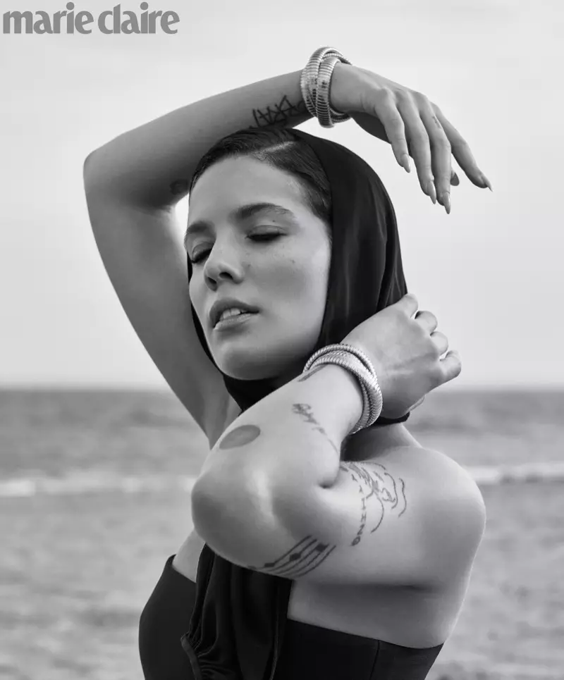 Ti o duro ni eti okun, Halsey wọ aṣọ Versace ati sikafu pẹlu awọn egbaowo Sidney Garber