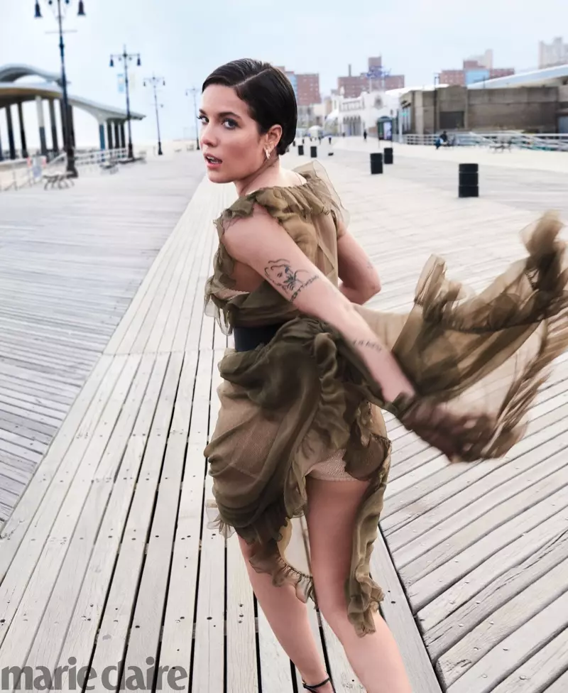 Halsey akuwoneka mu diresi la Dior ndi ndolo za Simon G. Zodzikongoletsera