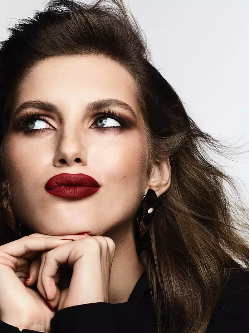 Mae Valery Kaufman yn Modelu Lipstick Luxe ar gyfer Vogue Rwsia