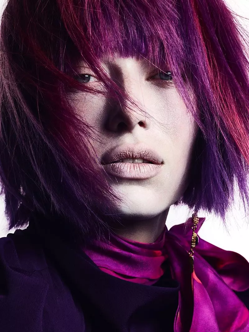 Hannah Ferguson verstom in Rainbow Beauty vir Vogue Rusland