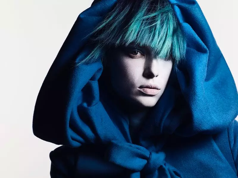 Hannah Ferguson Stuns dalam Rainbow Beauty untuk Vogue Russia