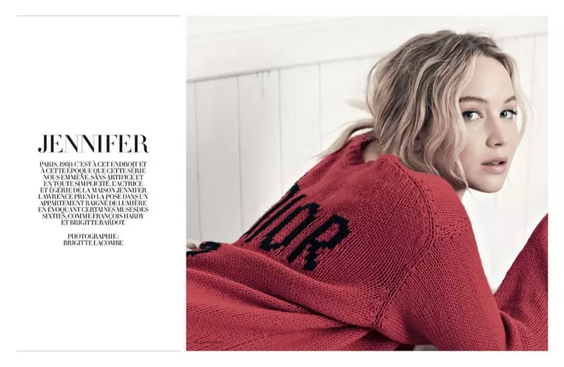 Aktris Jennifer Lawrence berpose dalam sweter merah Dior