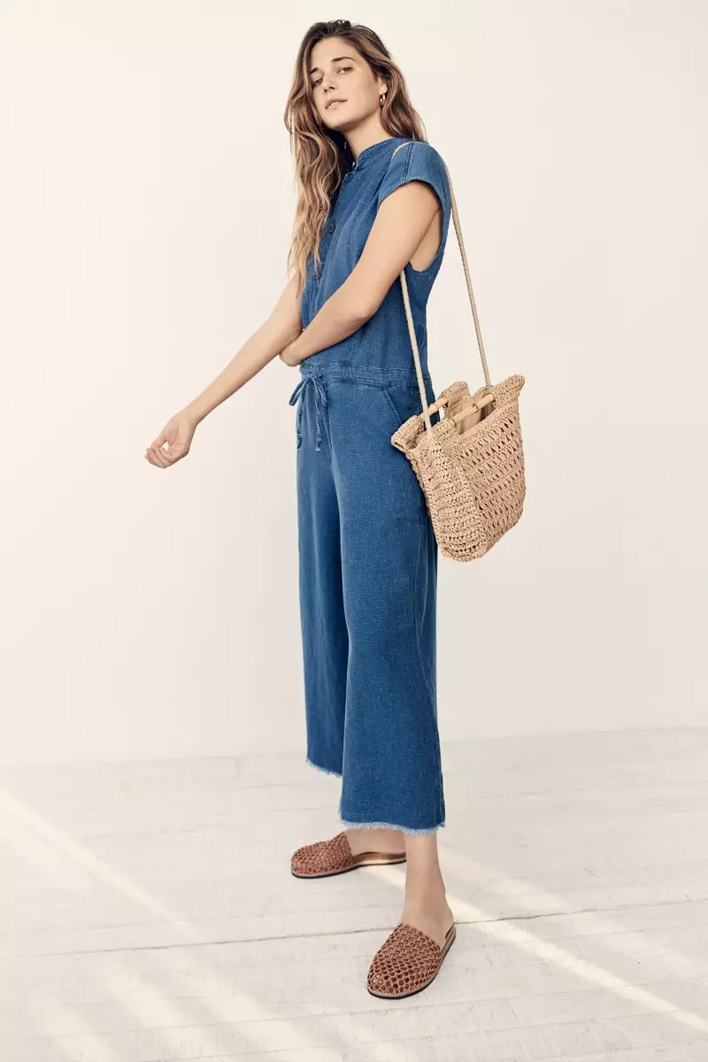 Ally Walsh สวม NSF Carmina Jumpsuit และ Free People Dreamland Straw Clutch