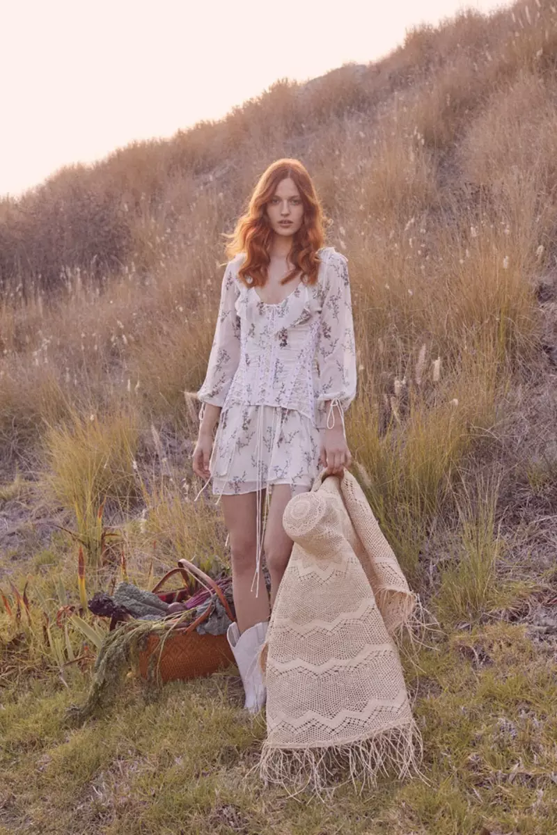 Julia Banas portas For Love & Lemons Lillie-ĉifonan robon