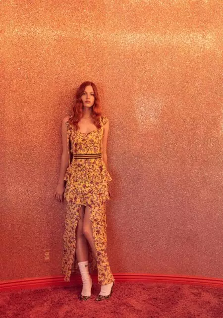 Julia Banas သည် For Love & Lemons Spring '19 ဂါဝန်များ အတွက် ဆွဲဆောင်မှုရှိသည်။