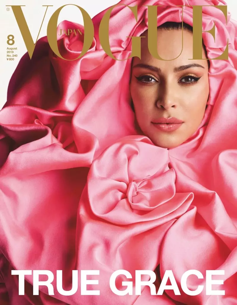 Kim Kardashian, gekleed in roze, draagt Valentino Haute Couture-ontwerp