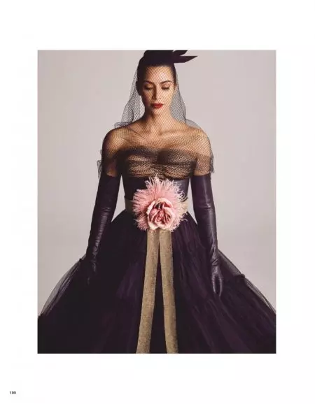 Kim Kardashian Berpose dalam Desain Avant-Garde untuk Vogue Japan
