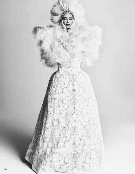 Kima Kardašjana pozē avangarda dizainā Vogue Japānā