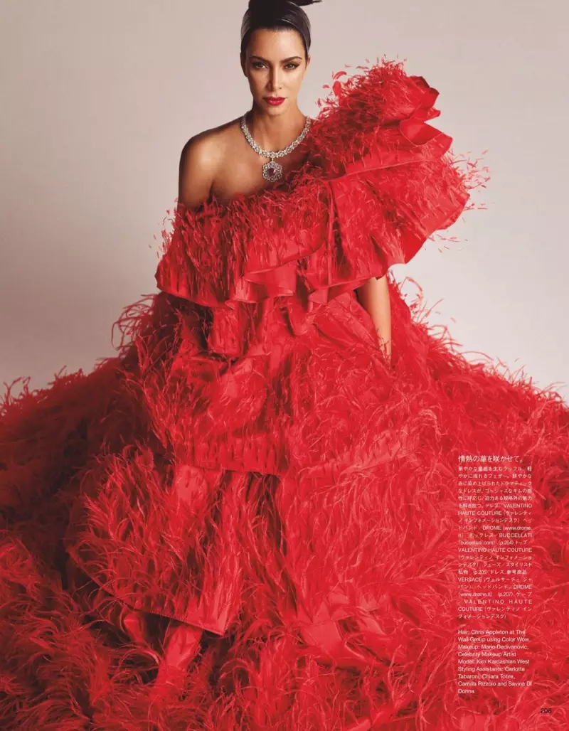 Mengenakan warna merah, Kim Kardashian mengenakan gaun Valentino Haute Couture