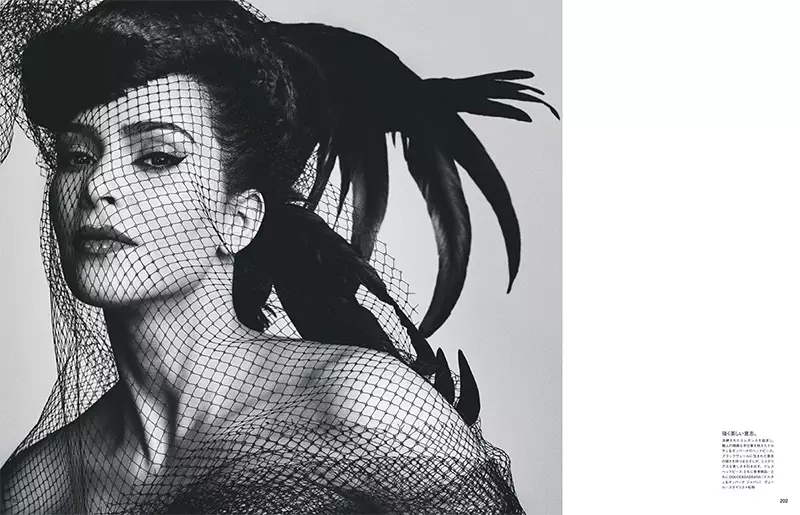 Siap untuk closeupnya, Kim Kardashian memakai kerudung jala