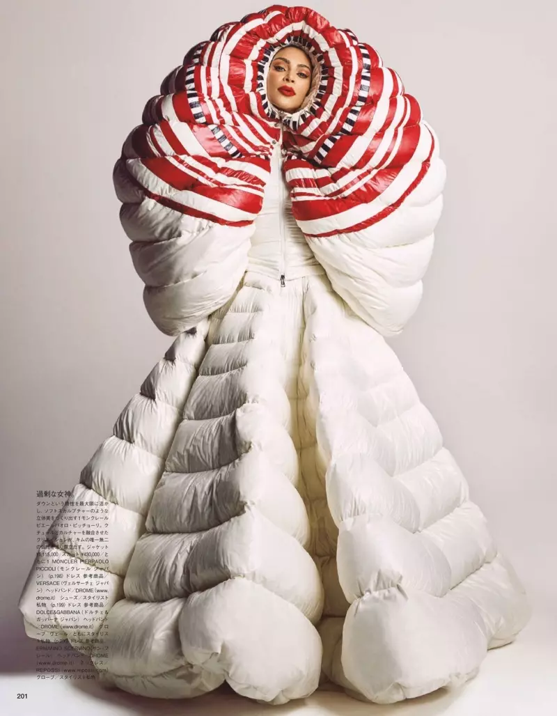 Kim Kardashian သည် 1 Moncler Pierpaolo Piccioli ဒီဇိုင်းဖြင့် ဟန်ဆောင်ထားသည်။