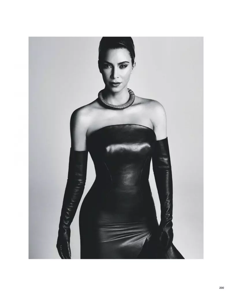 Caption Mengenakan tampilan yang pas, Kim Kardashian berpose hitam putih