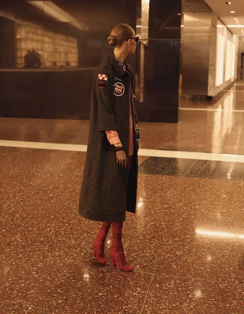 Lexi Boling tạo dáng trong tuyên bố áo khoác ngoài cho Vogue Mexico