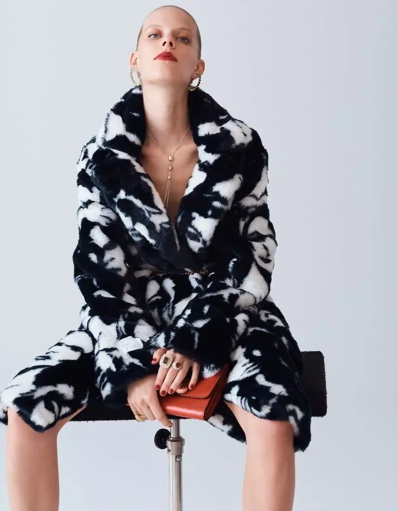 Lexi Boling pose dans des vêtements d'extérieur tendance pour Vogue Mexico