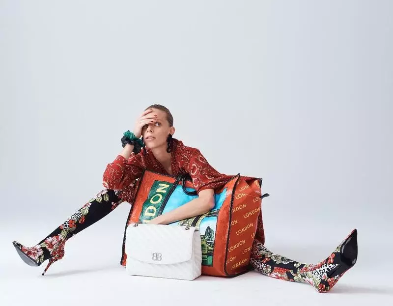 Lexi Boling Poses ing Statement Outerwear kanggo Vogue Mexico