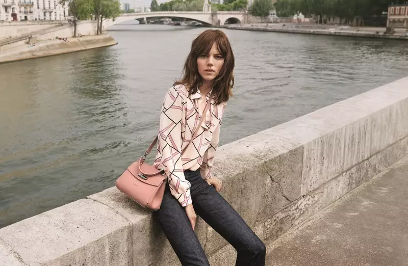 Freja Beha Erichsen သည် Longchamp ၏ နွေဦး-နွေရာသီ 2018 လှုပ်ရှားမှုကို ရှေ့တန်းတင်သည်။