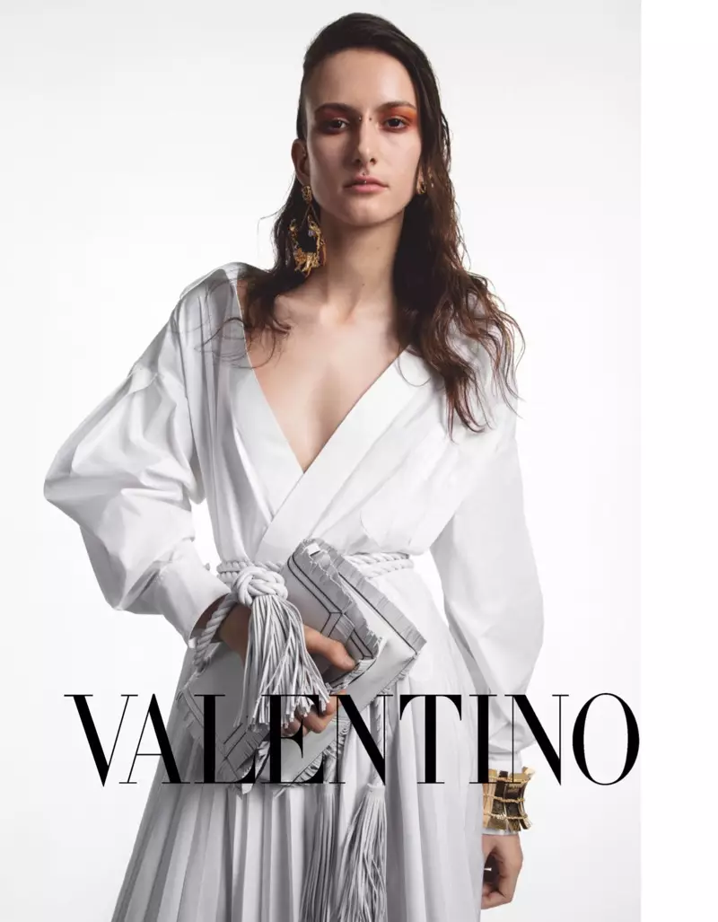Hannelore Knuts در کمپین بهار و تابستان 2020 Valentino ایفای نقش می کند