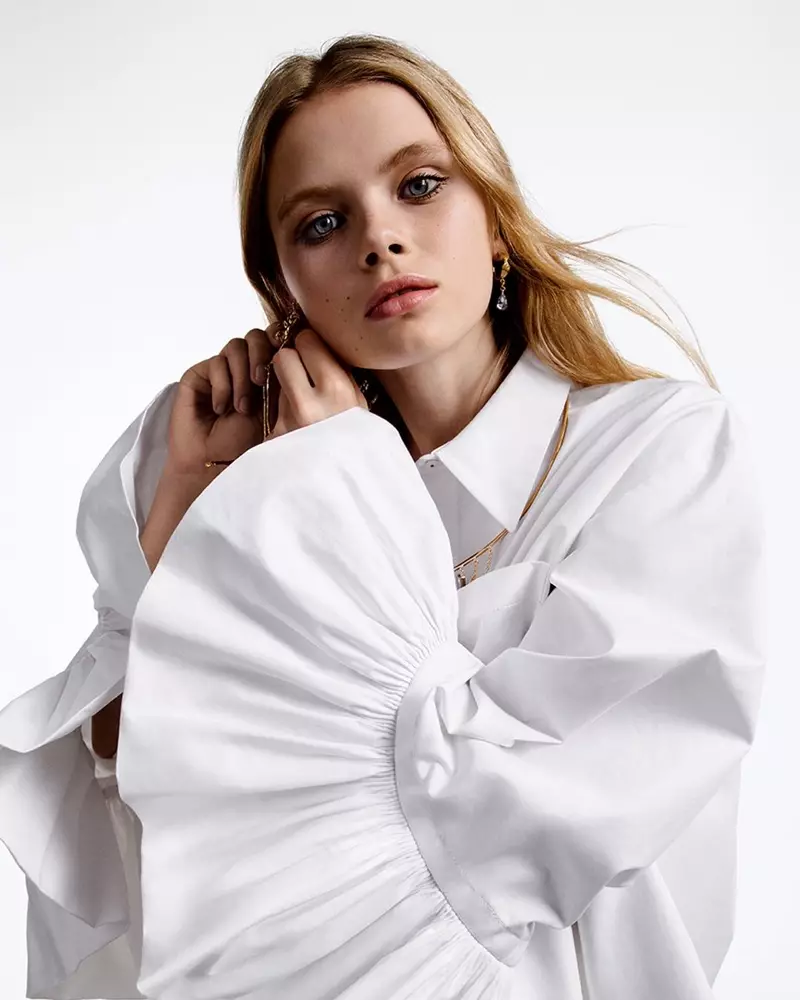 Evie Harris modeloa Valentinoren 2020ko udaberri-udako kanpainan agertzen da